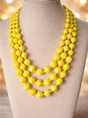 ✨Vintage West Germany three strand fasted beaded necklace❤️✨